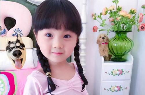 小山竹是曹颖家庭的那个女孩吗答:不是只是个素人家的小孩子曹格家的