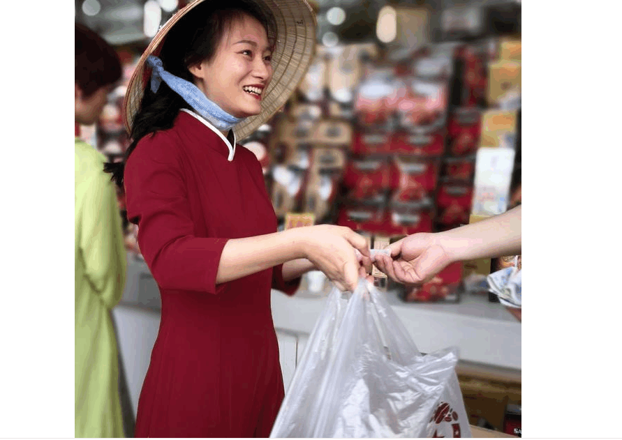 东兴口岸的朝汐越南妹