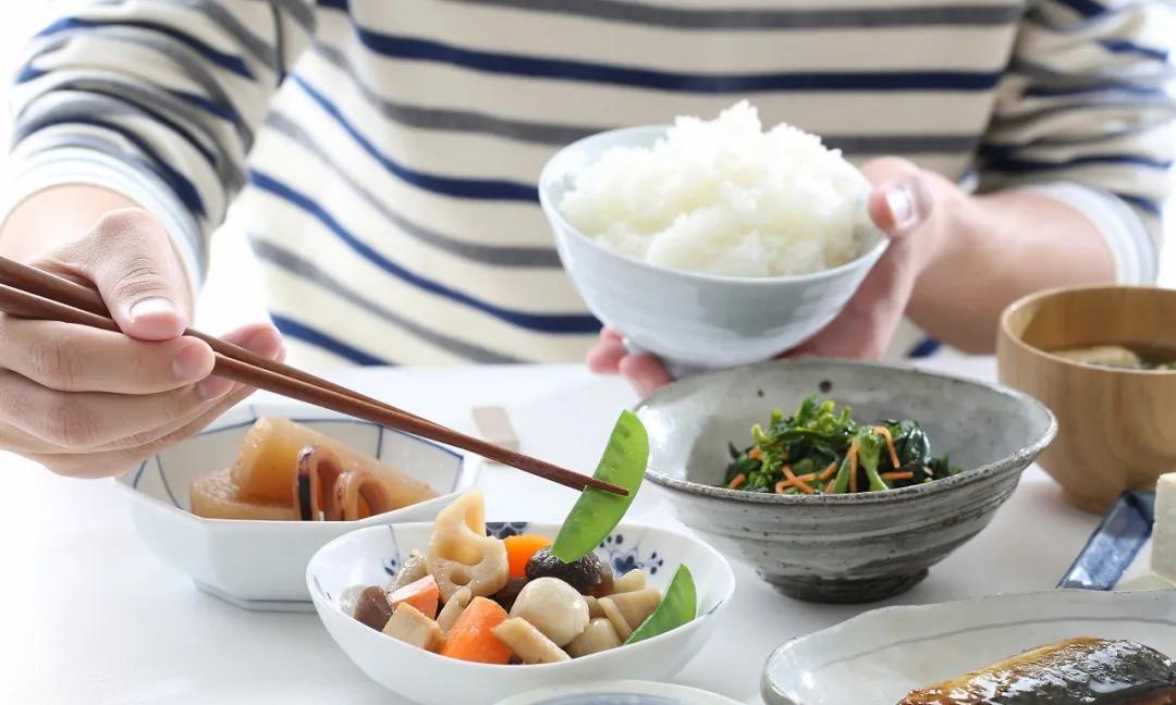 日媒把挨饿包装成潮流！41%青年被迫跳餐