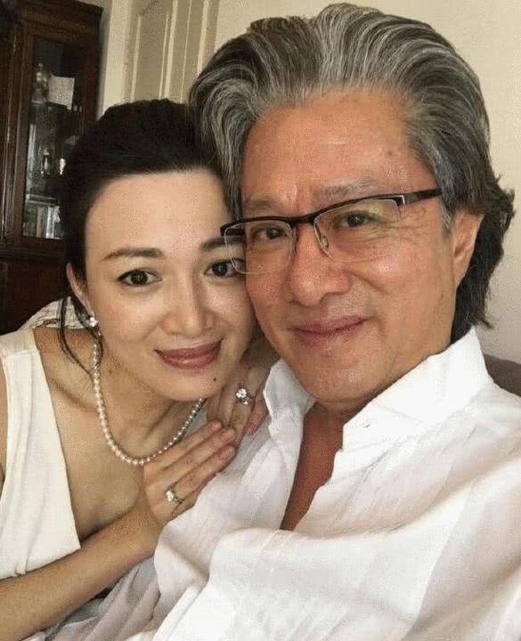 陈少霞和大19岁富豪老公庆结婚两周年 鸽子蛋钻戒亮瞎眼