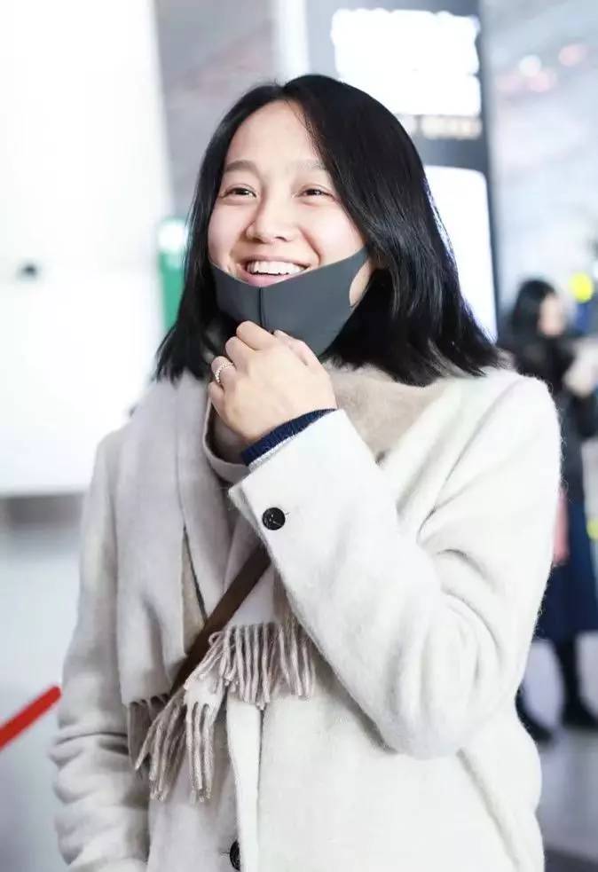 朱丹回应机场素颜显老态 化妆会被周一围嫌弃