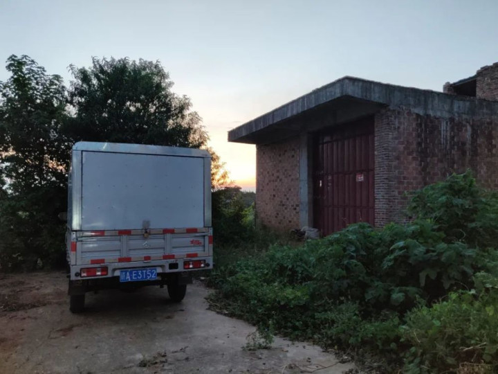 被父母虐待致死的12岁男孩：多次逃跑流浪，临死前被吊在太阳直射的三楼