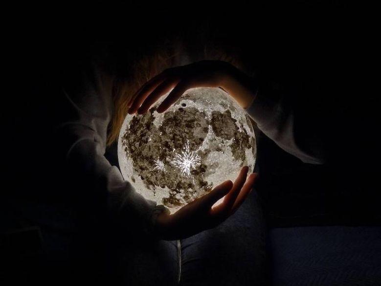 艺术家设计出行星造型的夜灯, 唯美梦幻, 仿佛能拥抱整个太阳系