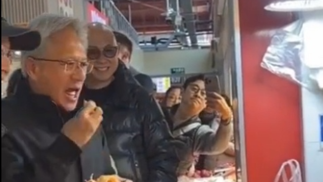 有人出售黄仁勋合影签名机会叫价30万，有上市公司人士合影当天公司股价涨停