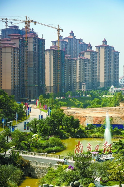 与广州大桥相邻的恒大御景半岛.何森垚 摄