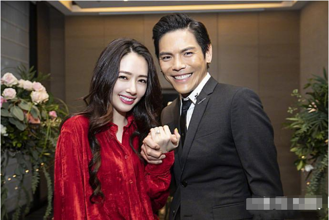 71岁"龙五"向华强看电影,身家百亿穿着低调,三名保镖贴身保护