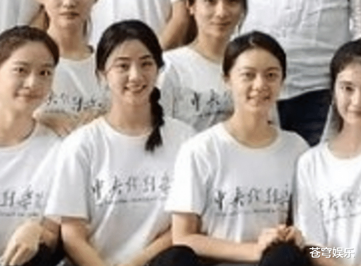 中戲2020表演系合照曝光, 趙今麥素顏清純, 我卻被她旁邊女生吸引-圖8