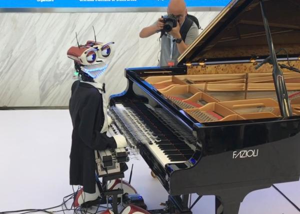 53根手指的钢琴机器人“无情”但精确, 本质是音乐播放器