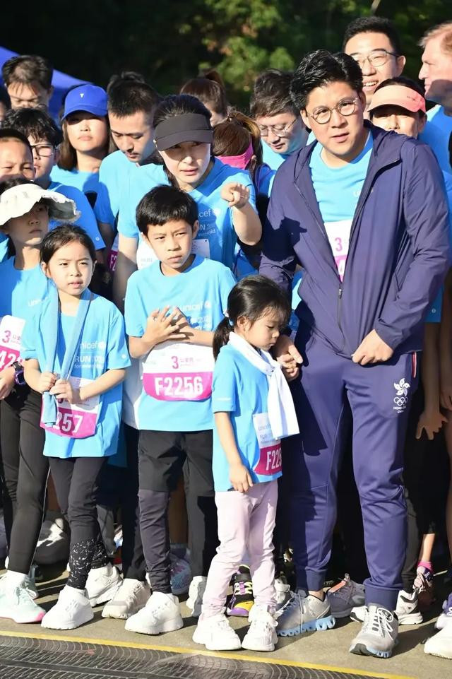 郭晶晶被网友求合影, 公公霍震霆在身后“抢镜”, 一脸慈笑很骄傲(豪门明星,郭晶晶,霍震霆小说)