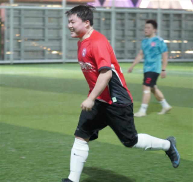 uzi跟厂长一起踢球, 趁休息给他推荐原神? 为了流畅度还要卸载LOL