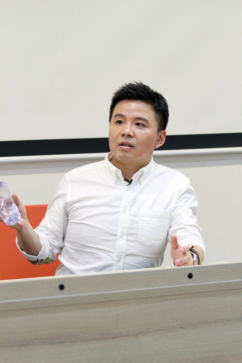 水木年华卢庚在青春音乐学院分享课上 使用"扫一扫"即可将网页分享到