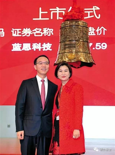 郑俊龙是湖南宁远人,1994年开始和周群飞一起创业,比周群飞小一岁.