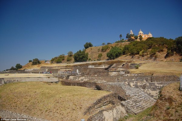 它坐落在墨西哥的普埃布拉州,是古代的阿茲特克神廟,底座面積是吉薩