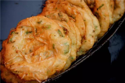 小王啊,你昨天答应我的,要请我吃 上杭最好吃的油炸糕