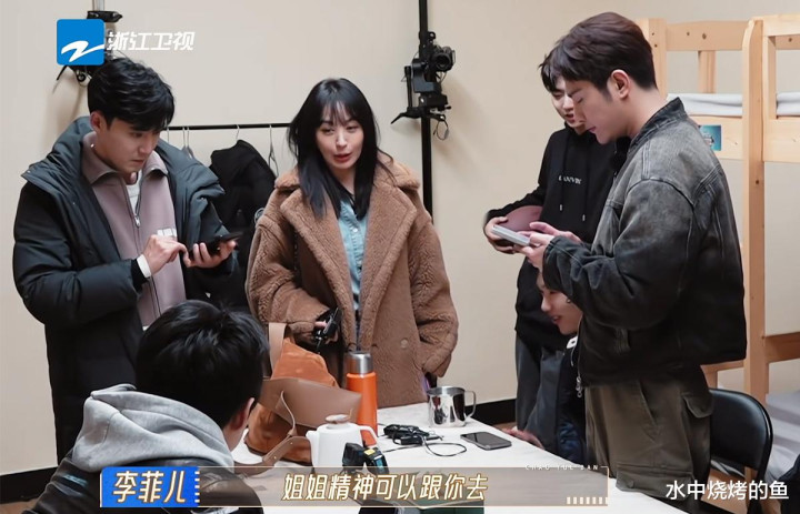 �����޳�Խ��2�����ֳ���������, ����ί��������������, ����һ�ߵ���������ƶ�