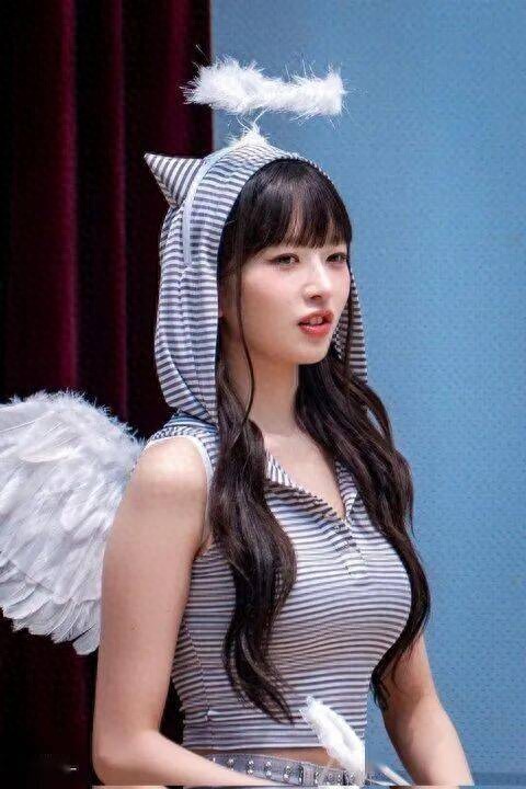 五代女团成员因意外身材比例引关注, “动漫身材”出圈