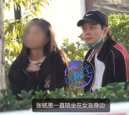张铭恩女友当街2次下跪自残！他冷眼旁观，牵手离开