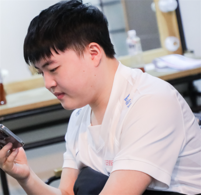 EDG官宣消息却看不到? 乌兹粉丝恍然大悟, 恳求EDG: 把我放出来吧