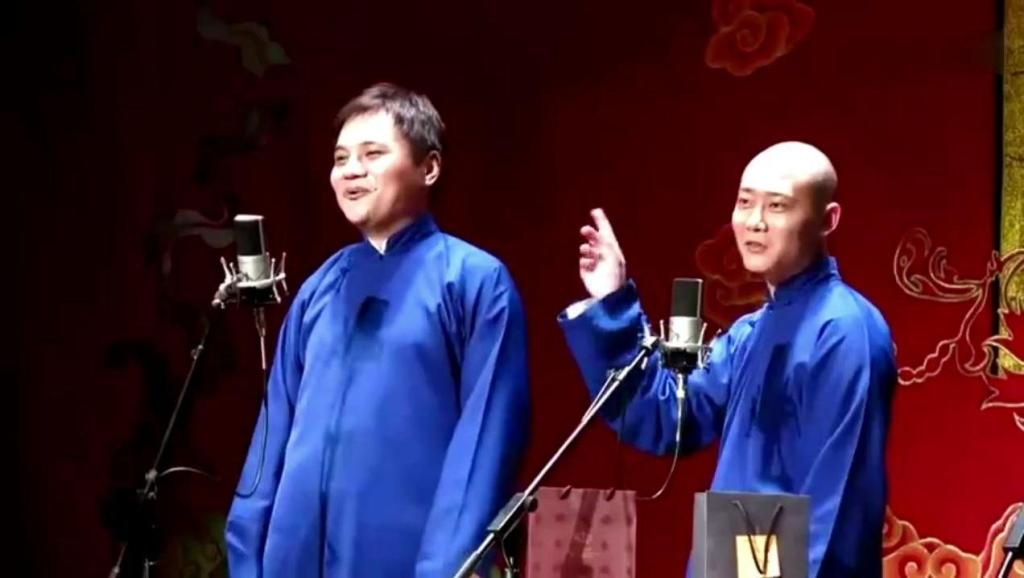 打开 郭德纲,于谦,栾云平,郭麒麟相声剧《吃元宵》,老郭在台上抽烟