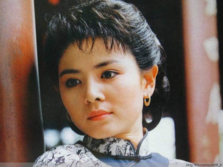 因名气太大, 高龄产子后老公离他而去, 单身抚养儿子二十多年