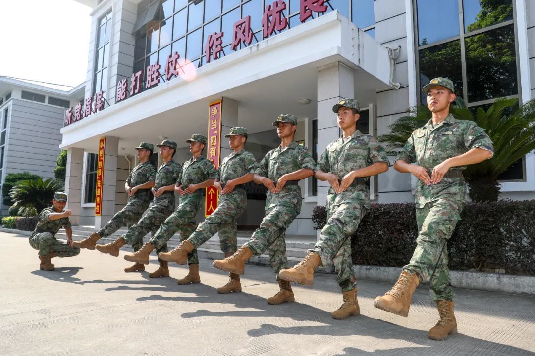 福建省军区官兵换发21式作训服_zzd_学生时代