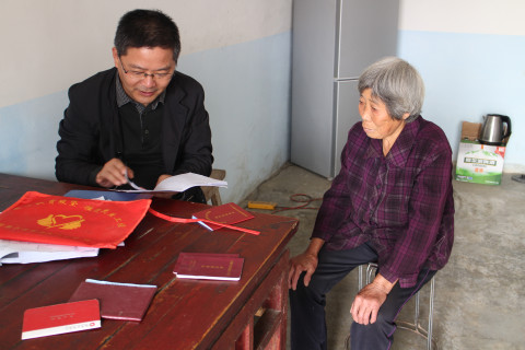 颍泉区委副书记,区长虞建斌到周棚督查调研扶贫开发工作