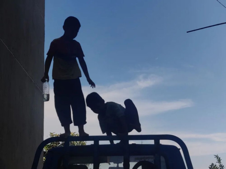 被父母虐待致死的12岁男孩：多次逃跑流浪，临死前被吊在太阳直射的三楼