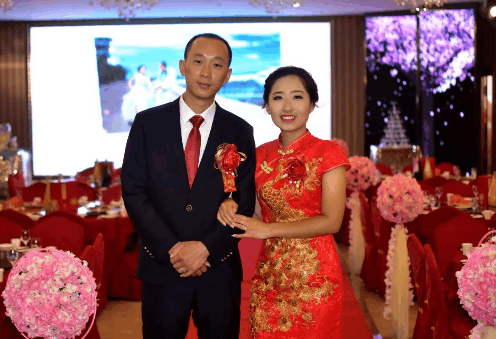 北京一对白领, 婚礼一结束, 马上帮着收拾碗筷