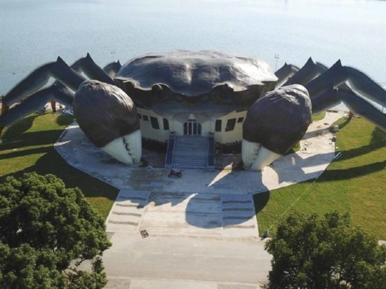 苏州现巨型大闸蟹建筑 霸气凌人