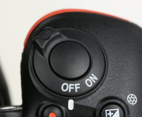 2,拔去电池 小编试过就算将开关键调到off,相机屏幕仍然是亮着的画面