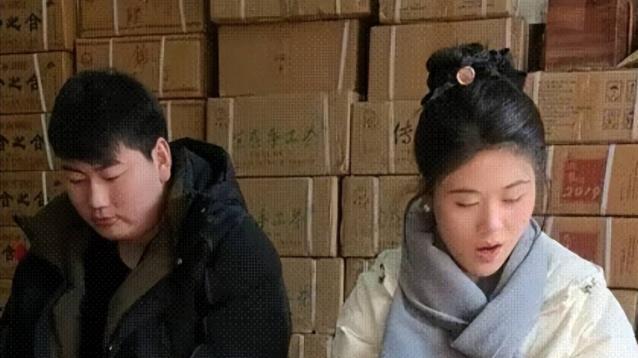 朱小伟陈萌探望大衣哥, 女方拿超多行李像助理, 男方空手冷眼旁观