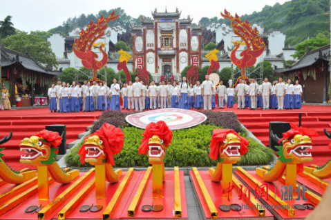 湖北秭归万人同祭屈原传承"求索"精神