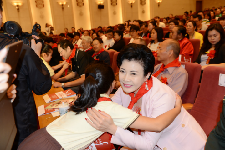 她, 中国主持第一人, 曾打破报幕“潜规则”, 为何64岁至今未嫁?(解放哈尔滨的部队)