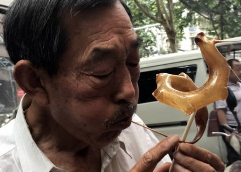 老人靠吹糖技术每天赚上百元, 网友: 吹出来的气不能吃!