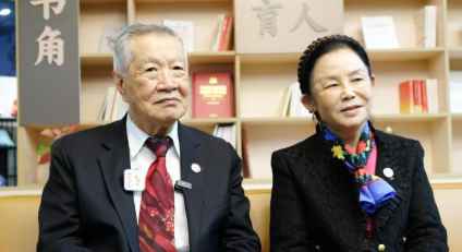 李昌钰安葬扬州，花篮绵延近百米，如皋烧饼店送花篮，回赠礼盒藏“测谎尺”