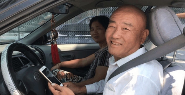 江苏——网约车司机因妻子瘫痪无人照顾, 每日带其开车