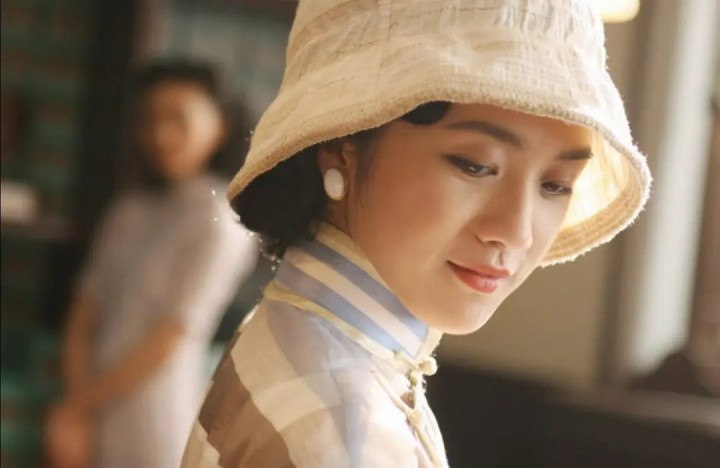 ��Ӱ��ɫ�䡷: Ů��, �����׸ж�