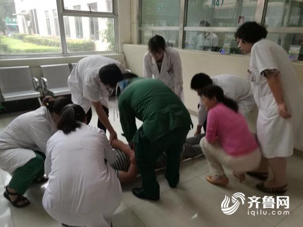 聊城: 门诊大厅男子突然倒地 医护人员10分钟紧急救援