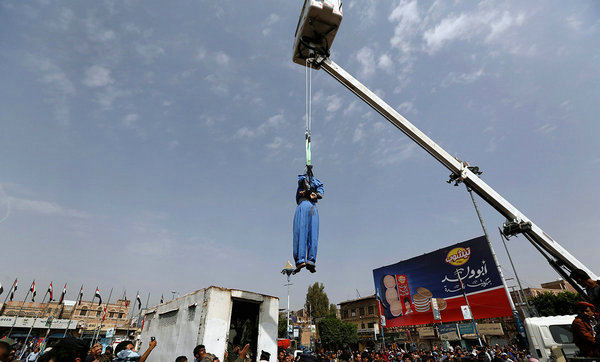 也门一男子被当众枪决!尸体还被吊起示众