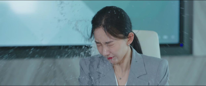 杨紫, 脸垮了吗?