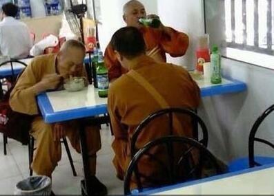 小学的时候, 老师问谁愿意去扫操场, 全班就我一个人举手