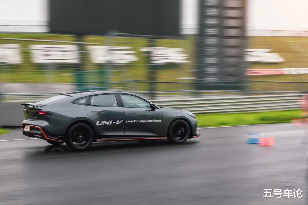 這台車不僅帥 還很會 玩 信息峰