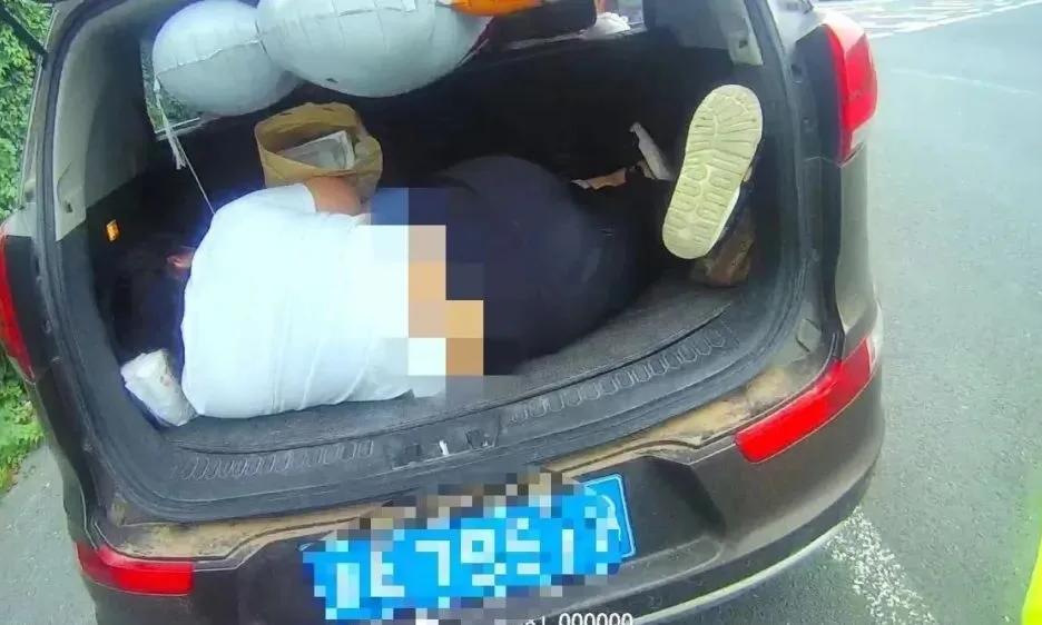 多次开后备箱见死不救，男子辩称发蒙，法院认定故意杀人