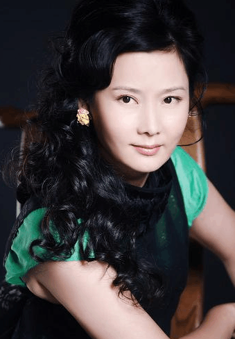 54岁冻龄美女何赛飞全家近照, 为事业婚后十年产子, 18岁儿随母姓