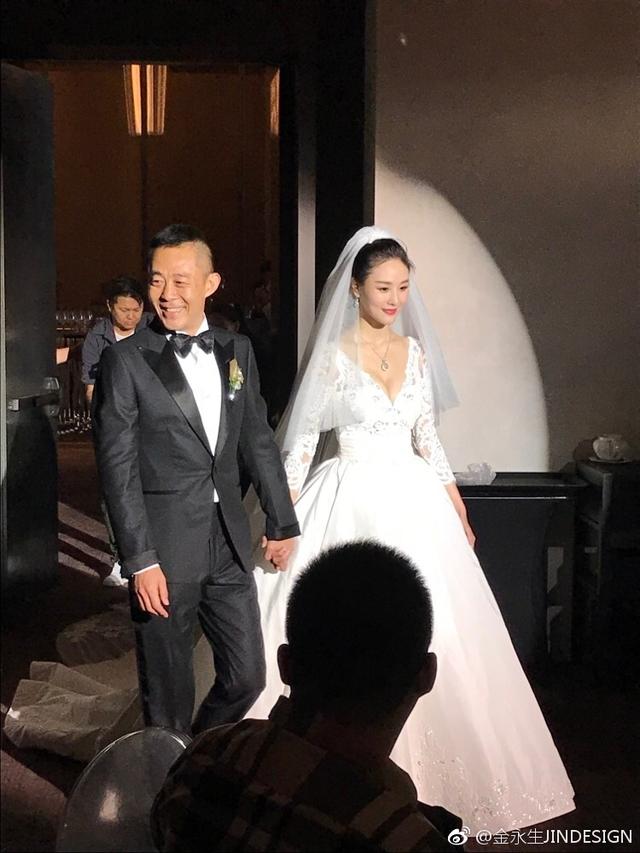 50岁侯勇低调三婚 新娘20出头肤白貌美婀娜多姿