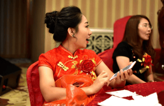北京一对白领, 婚礼一结束, 马上帮着收拾碗筷