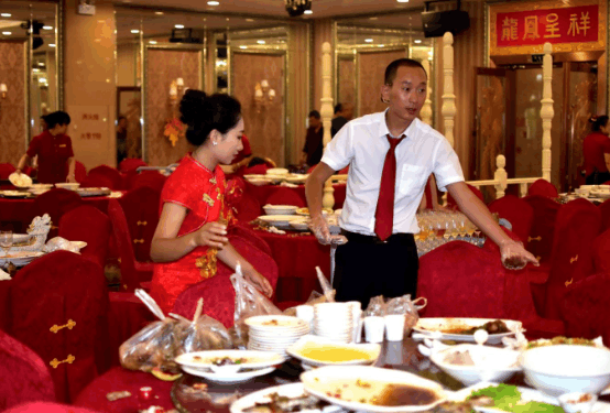 北京一对白领, 婚礼一结束, 马上帮着收拾碗筷