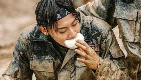 黄子韬蹲着吃东西,浑身脏兮兮的,跟手上的食物形成了鲜明的对比