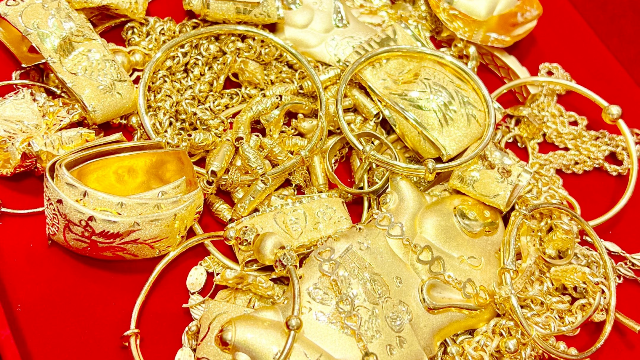 黄金强势反弹重回5000美元！白银涨近1%创近期新高