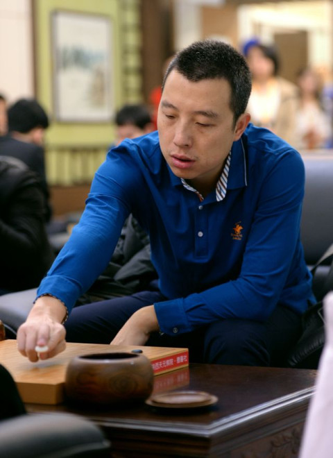 10月20日,国旅联合厦门队棋手范胤在比赛中.新华社记者 李一博 摄